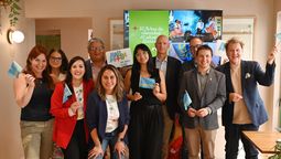 Equipo de Aruba junto a los medios de prensa que participaron del encuentro.
