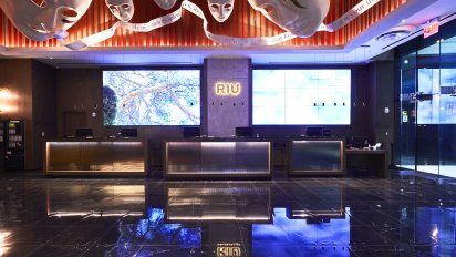 El RIU Plaza Manhattan Times Square cuenta con 656 habitaciones, presenta un diseño innovador en sus instalaciones de nueva planta y está listo para ofrecer a sus huéspedes el exclusivo servicio de la gama RIU Plaza.