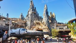 El Millennium Falcon domina la escena en uno de los sitios más emblemáticos de Star Wars: Galaxy Edge en Walt Disney World Resort.