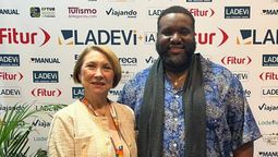 Elsa Petersen, CEO y fundadora de EM Marketing; junto a Joel Henry, gerente de Marketing y BDM de la Autoridad de Turismo de Antigua y Barbuda.