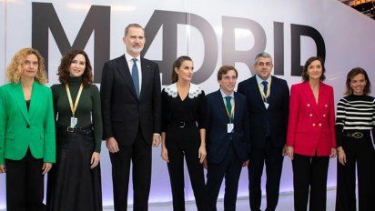 Zurab Pololikashvili, secretario General de la OMT, tercero desde la derecha; posa junto a sus Majestades; el Rey Felipe VI y la Reina Leticia.