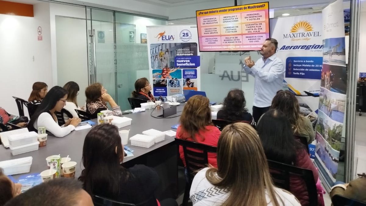 Fidel Murgueytio, gerente general de Maxitravel dictando capacitación a los agentes de viajes. 
