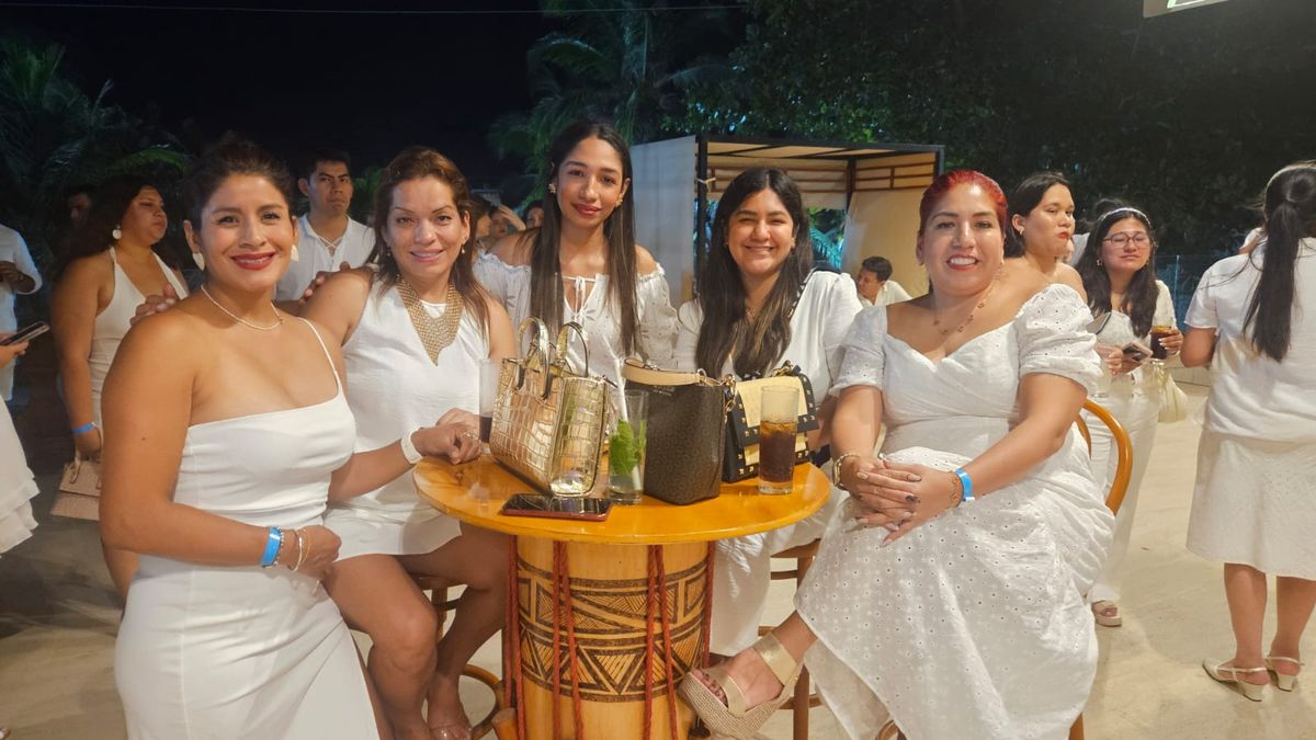 Profesionales del turismo pasando una noche de camaradería en la sexta convención de Vidatur.