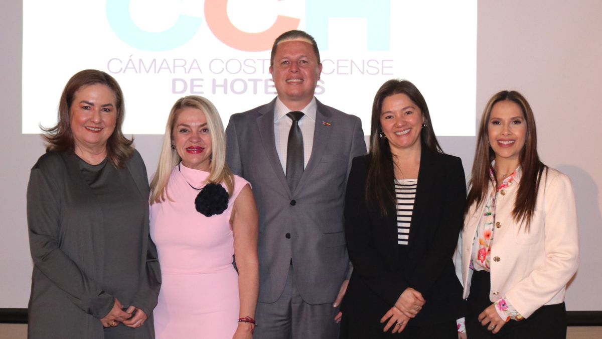 Flora Ayub, directora ejecutiva de la Cámara Costarricense de Hoteles; María Cristina Castro Villafranca, embajadora de Costa Rica en Colombia; Ernesto Solano Soto, ministro consejero de la Embajada de Costa Rica en Colombia; Mariluz González, líder de Ventas de Copa Airlines en Bogotá; y Carol Barbosa, del departamento de Mercadeo de la Cámara Costarricense de Hoteles.