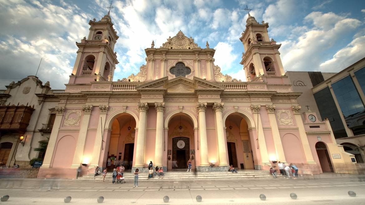 La Catedral Basílica de Salta es uno de los edificios más antiguos e interesantes de la ciudad.
