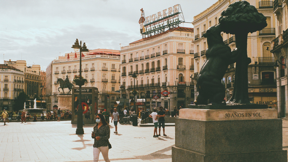 En la plaza de la Puerta del Sol tiene confluyen varias de las calles históricas y más transitadas de Madrid.