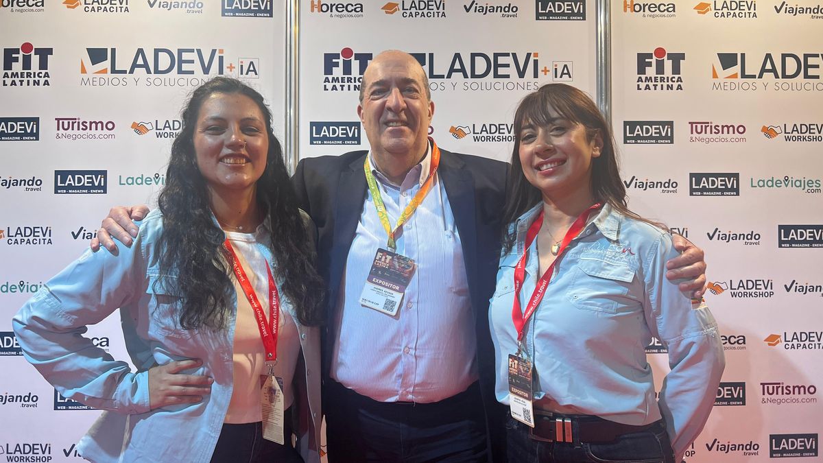 Camila Silva y Jeniffer Vega, de la municipalidad de Pucón; junto a Andrés Azuaga, director comercial de Ladevi Chile. 
