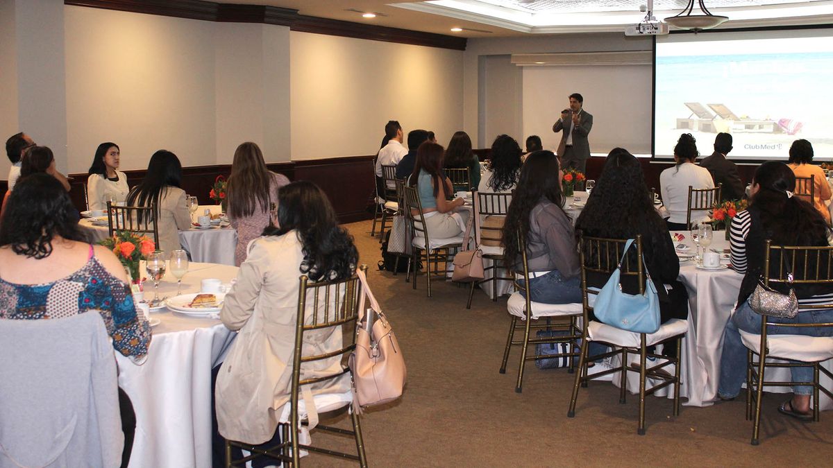 Capacitación de Club Med, a cargo de Pablo Bálsamo, ejecutivo comercial, en el Ladevi Workshop en Quito.