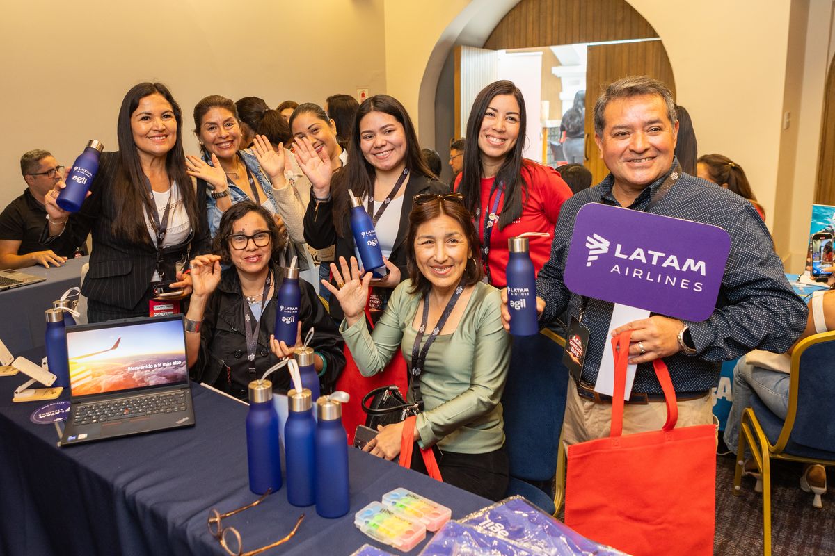 Luisa Zavaleta junto a agentes trujillanas. Luisa Zavaleta junto a agentes trujillanas.