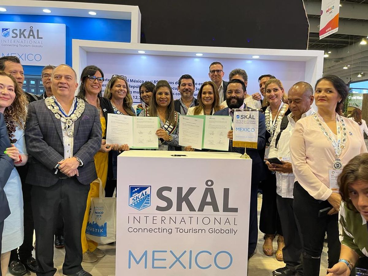 Autoridades de Skål International México y Sustentur tras la firma del comvenio que apuintala las bases para seguir colaborando en materia de turismo sustentable.