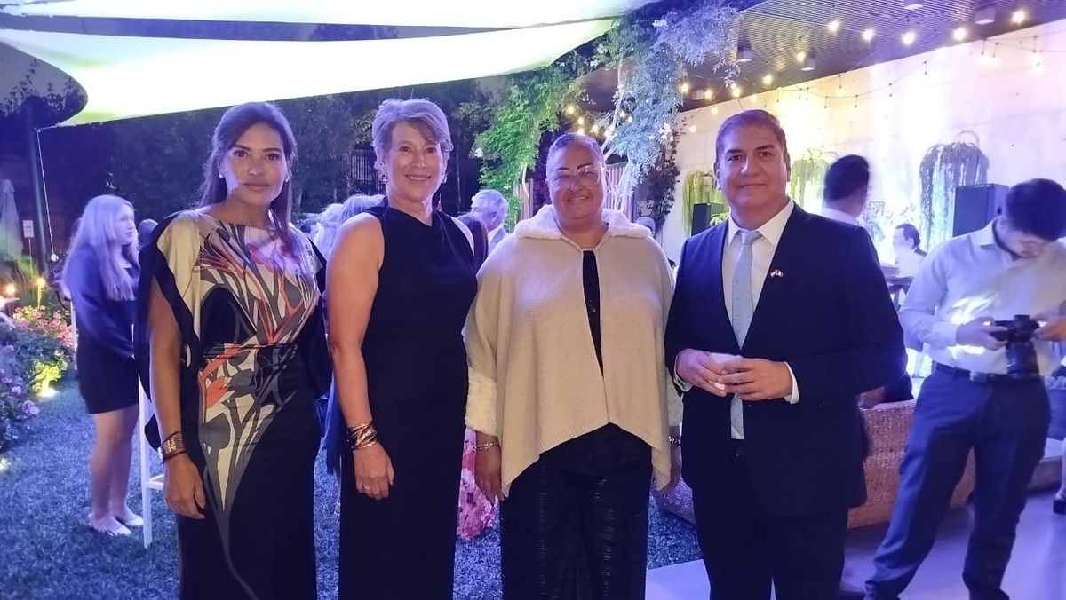 La comitiva de Curazao: Anushka Cova, Peggy Croes y Wilma Gonz&aacute;lez, presentes en el c&oacute;ctel.