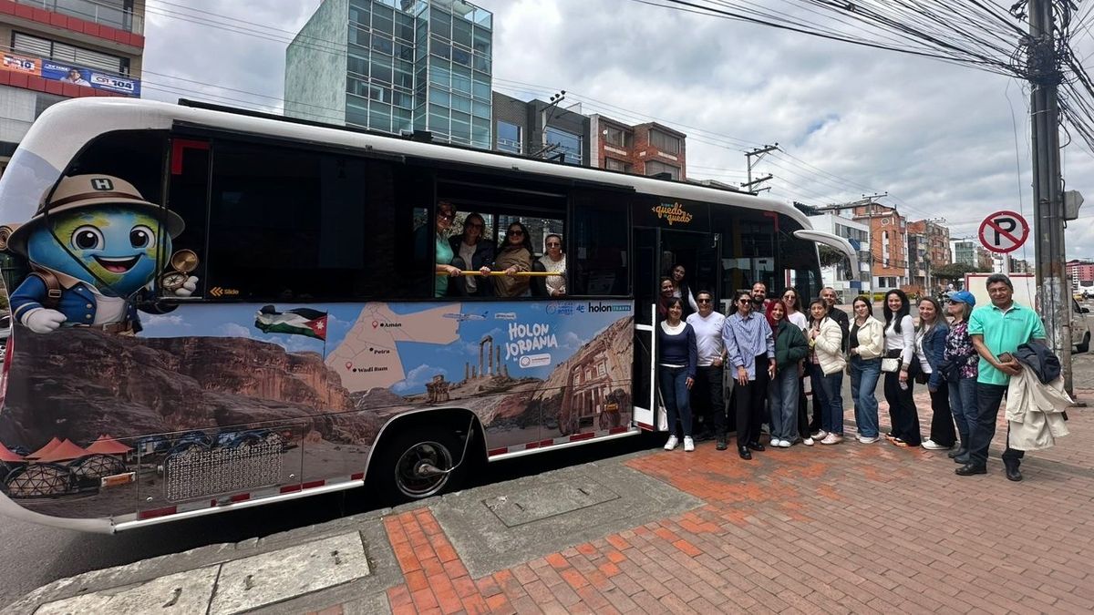 Agentes de viajes exploran la plataforma de Holon Travel durante el tour formativo en Bogotá.