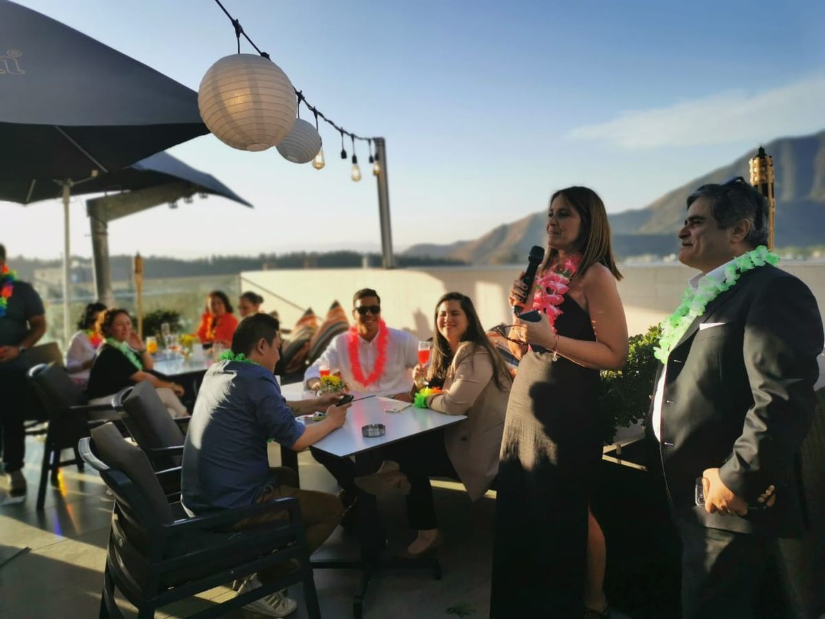 Viviana Sauma, tour and travel manager de Hoteles Cumbres y DoubleTree Kennedy, junto a Gastón Fernández, gerente general; dieron la bienvenida a los presentes.&nbsp;