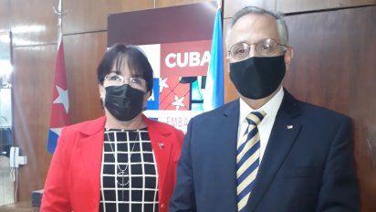 Janet Ayala Díaz, consejera de la Oficina de Turismo de Cuba para el Cono Sur; y Pedro Pablo Prada Quintero, embajador de Cuba en Argentina,