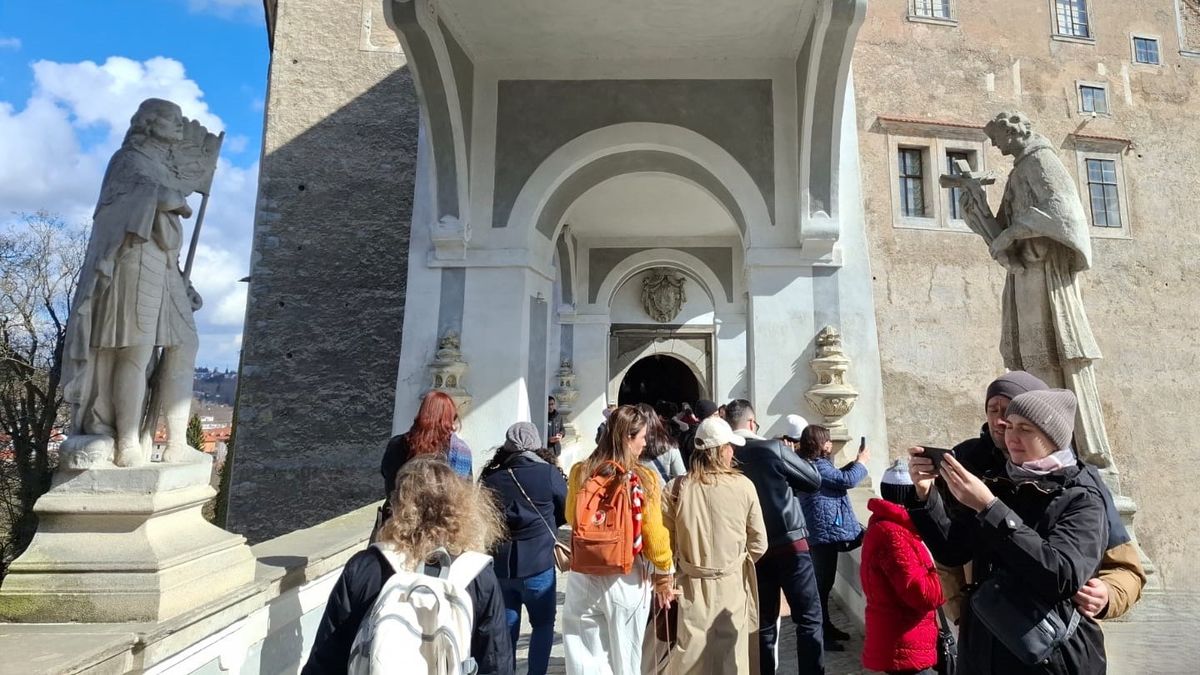 Las excursiones de AmaWaterways se realizan en grupos pequeños con un sistema de audio Quietvox que permite escuchar al guía desde con claridad sin necesidad de estar al lado. 