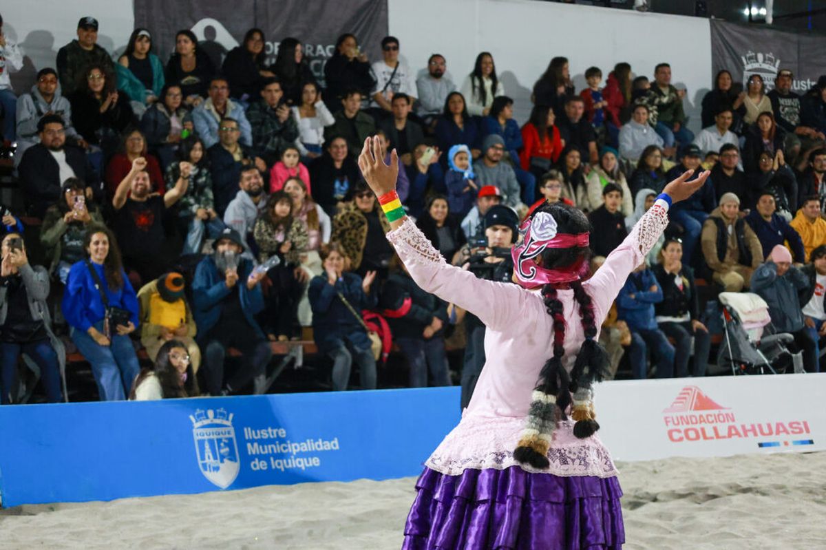 Iquique: Cholitas Luchadoras convocó a 4 mil personas en Cavancha.