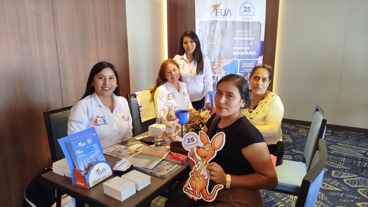 Agentes junto a la tarjeta de asistencia Euroamerican Assistance.