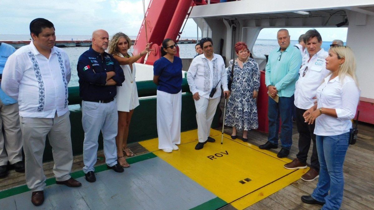 La firma se realizó a bordo del barco de investigación Dr. Jorge Carranza Fraser y contó con la presencia de un grupo de empresarios de la Riviera Maya.