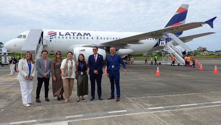 El equipo de LATAM Airlines integrado por Emilia Rivadeneira, Subgerente de Asuntos Corporativos de Ecuador y Perú; Martín Gonzalez, Gerente Senior de Producto; Mónica Fistrovic, CEO de Ecuador; María Augusta Herdoíza, Gerente de Aeropuertos; Mariela Anchundia, Gerente Legal,&nbsp; y Juan Carlos Inclán, gerente de Mantenimiento, junto al ministro de Telecomunicaciones César Martín (2do der.). Aeropuerto de El Coca.