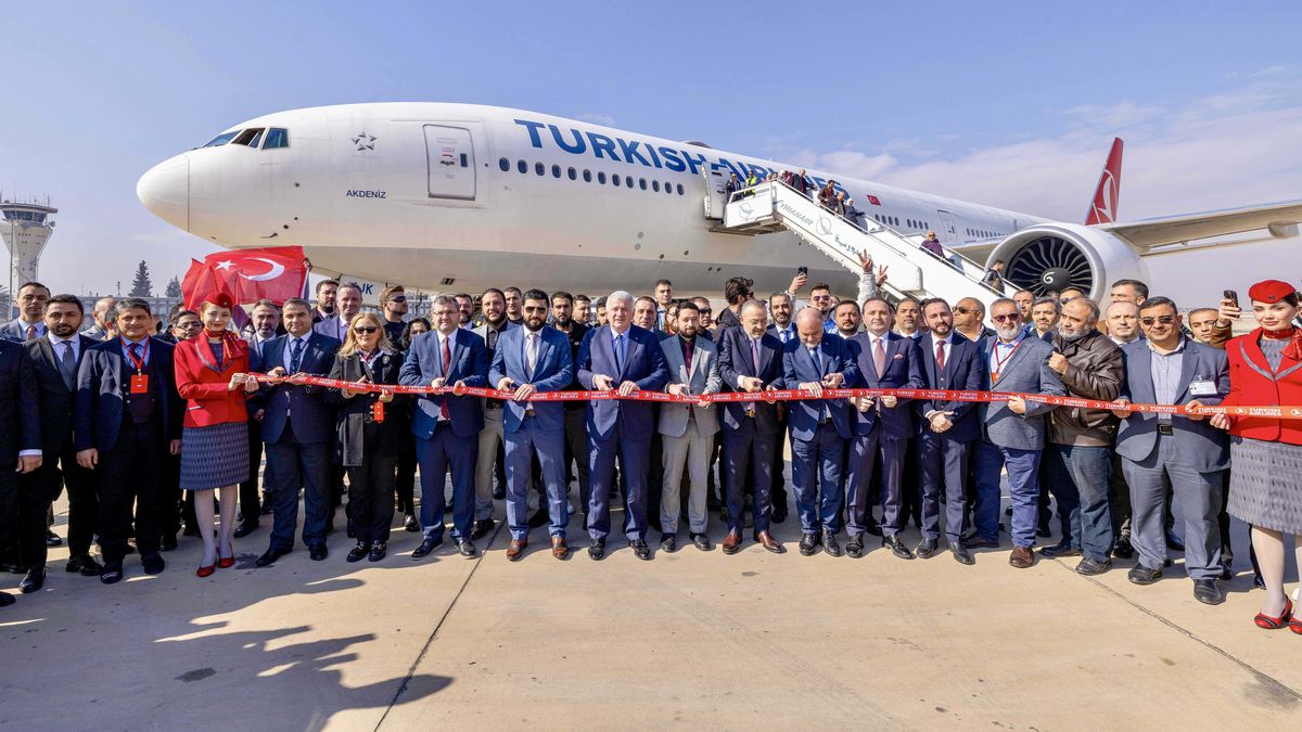 Autoridades durante el vuelo de Turkish Airlines que reinstal&oacute; las operaciones entre Estambul y Damasco.