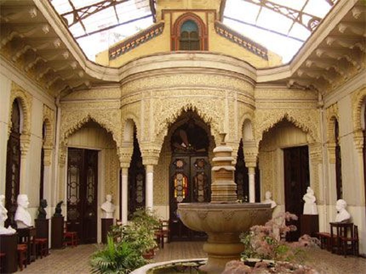 El nombre Alhambra tiene sus orígenes en una palabra árabe que significa&nbsp;castillo rojo o bermellón