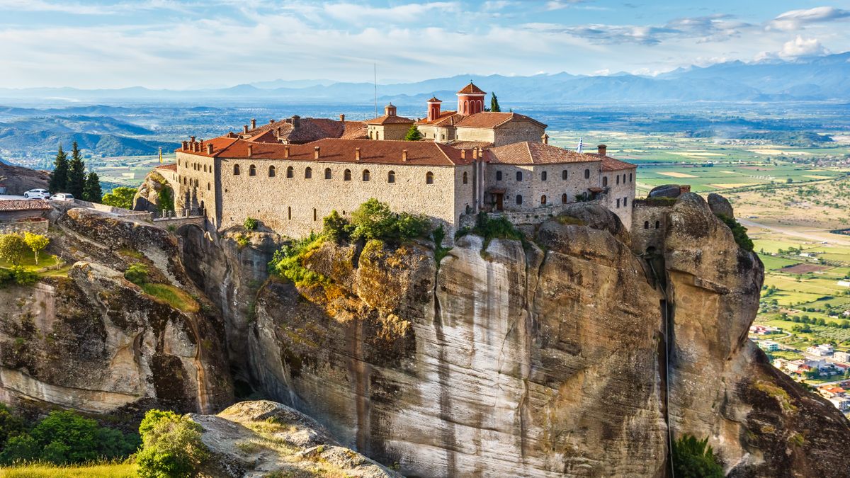 Europamundo opera 20 circuitos exclusivos en Grecia con itinerarios pensados para mostrar su identidad viva: la gastronomía, la vida isleña, los pueblos costeros y los atardeceres únicos.