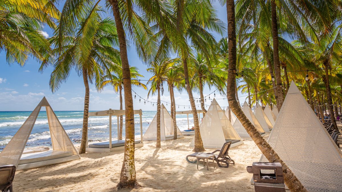 Con Kiin Beach Club, Sandos refuerza su compromiso de ampliar las experiencias de sus huéspedes y crear nuevas formas de disfrutar de Playa del Carmen. Con Kiin Beach Club, Sandos refuerza su compromiso de ampliar las experiencias de sus huéspedes y crear nuevas formas de disfrutar de Playa del Carmen.