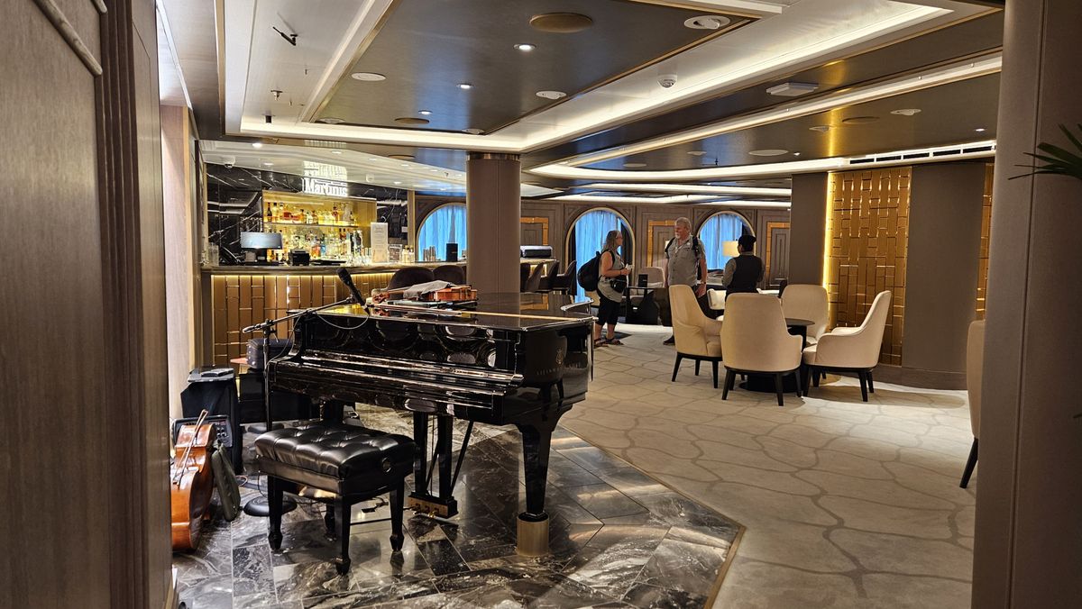 Bar del crucero, con m&uacute;sica a bordo.