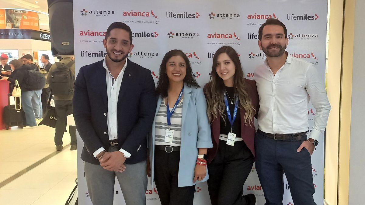 Juan Francisco Ortiz, country officer de Avianca Ecuador, acompañado de Gioconda Zambrano y Estefanía Aguilar, de Assistec.