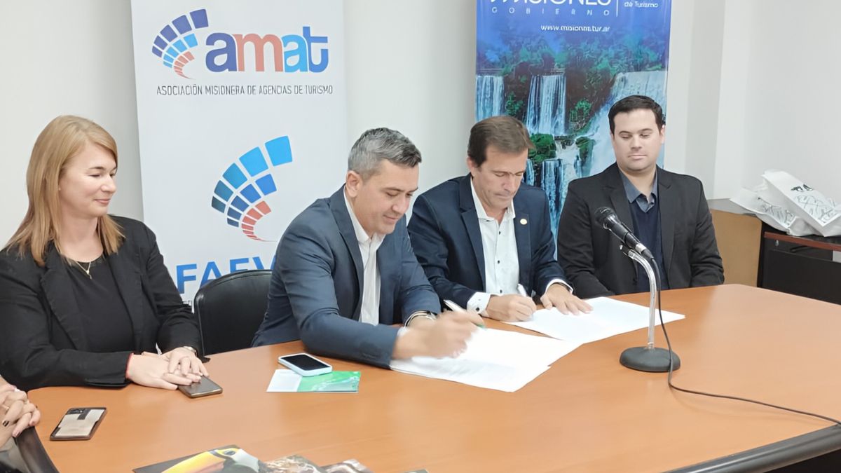 Andrés Deyá, presidente de Faevyt, y José María Arrúa, ministro de Turismo de Misiones, firman la adhesión de la provincia al RNAV en presencia de Sandra Lezcano, de AMAT, y Darío Dell Era, de ADAVI.&nbsp;