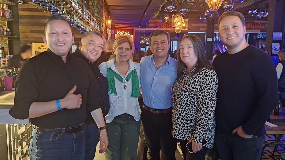 Alicia Maldonado, de Global Mercado del Turismo, junto a los invitados durante la celebración de fin de año.