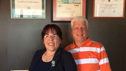 Janet Díaz Ayala, consejera de la Oficina de Turismo de Cuba para el Cono Sur; y&nbsp; Rigoberto Ladrón de Guevara, de Administración de dicha entidad.