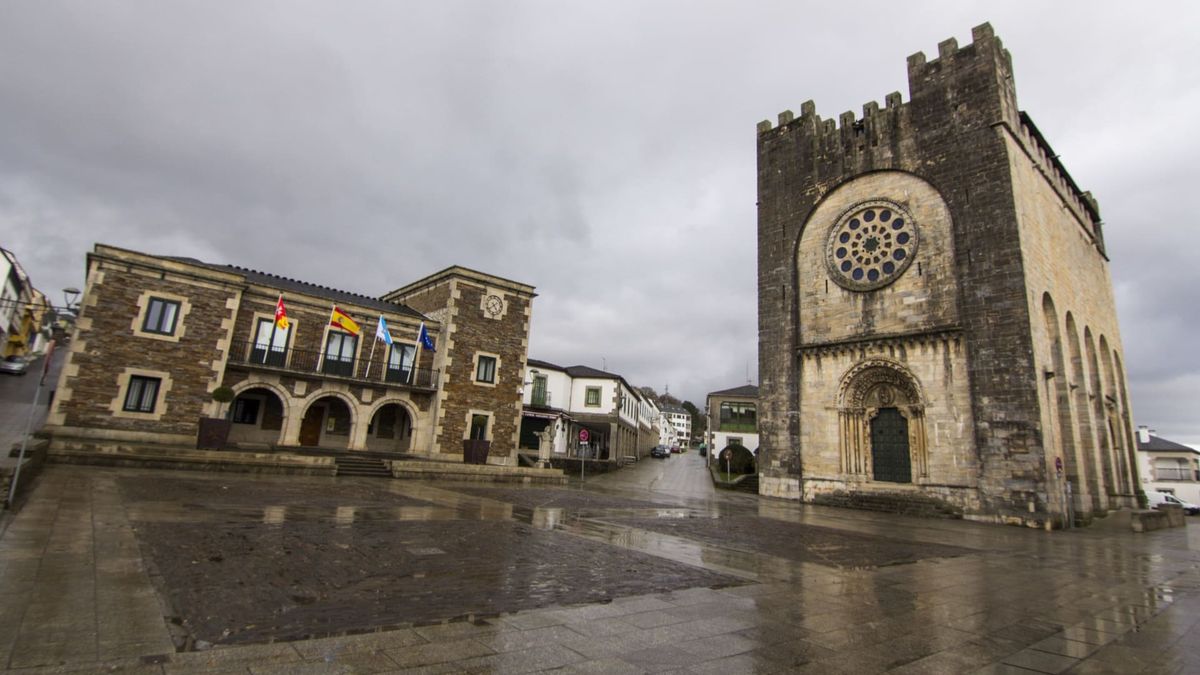 Portomarín marca una de las primeras grandes paradas del recorrido entre senderos, bosques y el paisaje del río Miño.