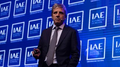 Luis Caputo minimizó el déficit turístico: el Gobierno compra dólares mientras crece el rojo por turismo emisivo.