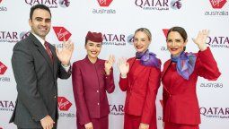 Tripulantes de Qatar Airways y Virgin Australia durante el lanzamiento de la alianza.