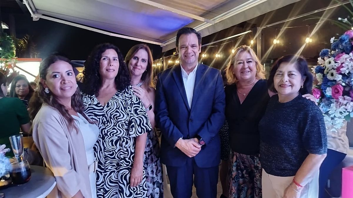 Pepe Zapata se reunió con las profesionales del turismo en el 25 aniversario de la aerolínea.