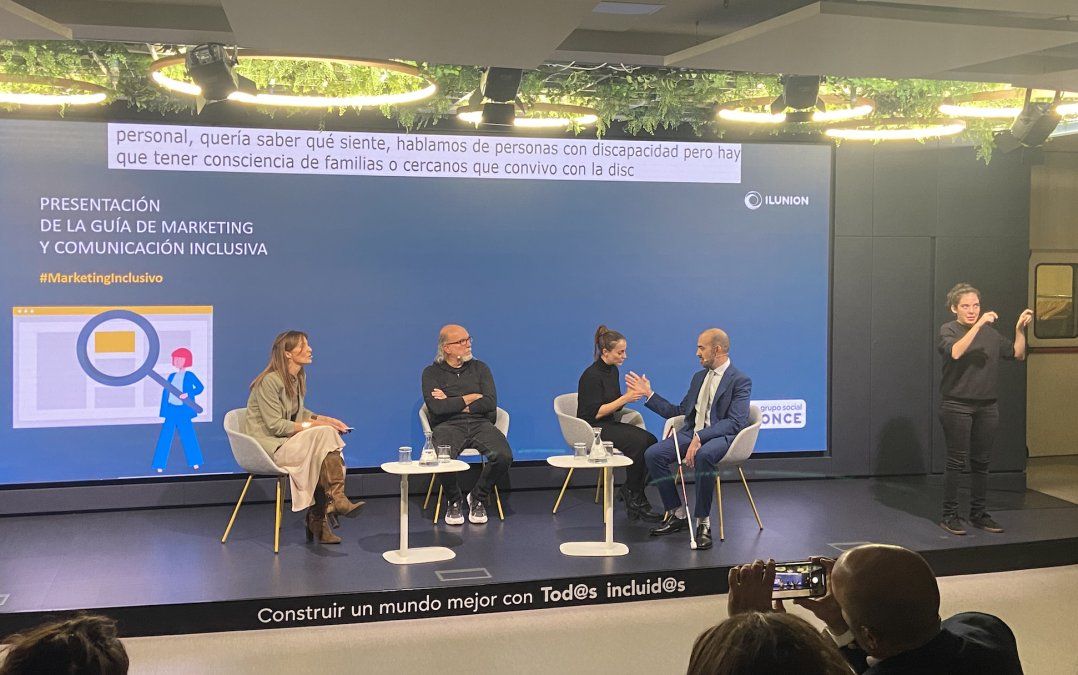 Los ponentes de la charla tras la presentación de la guía de marketing y comunicación inclusiva de Ilunion.