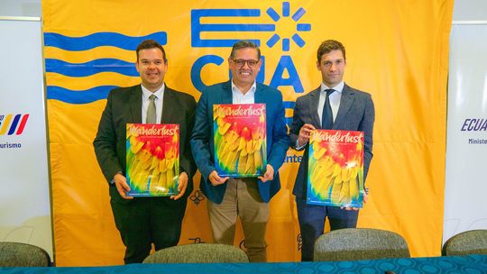 El ministro de Turismo, Mateo Estrella, junto a representantes de la revista de viajes Wanderlust, que nombró al Ecuador destino del año, marcando un hito a su promoción turística.