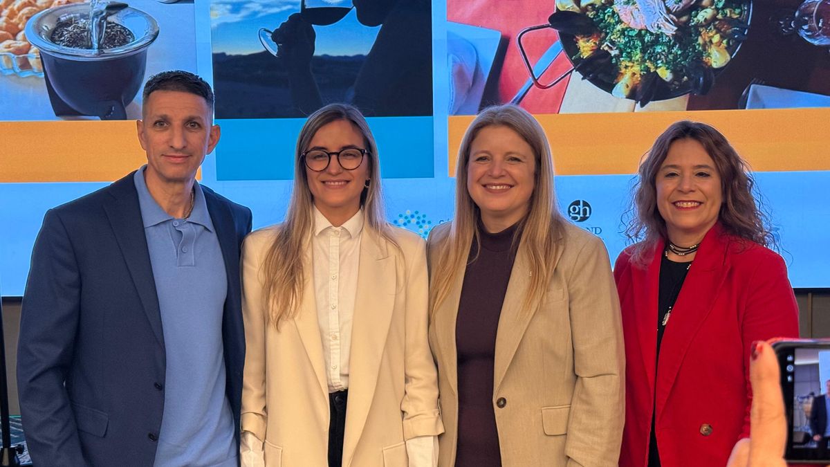 Daniel Tatita Márquez, artista Marca País Uruguay; junto a Mónica Tognola, del Departamento de Marketing del Ministerio de Turismo de Uruguay; Marina Cantera, presidente de la Cámara Uruguaya de Turismo; y María Julia Fernández, coordinadora de Promoción en la Cámara Uruguaya de Turismo.