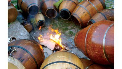 Montevideo. Tambores alrededor del fuego calentando los parches.