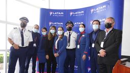 Tripulación de Latam Airlines Ecuador, incluida su CEO, Mónica Fistrovic.