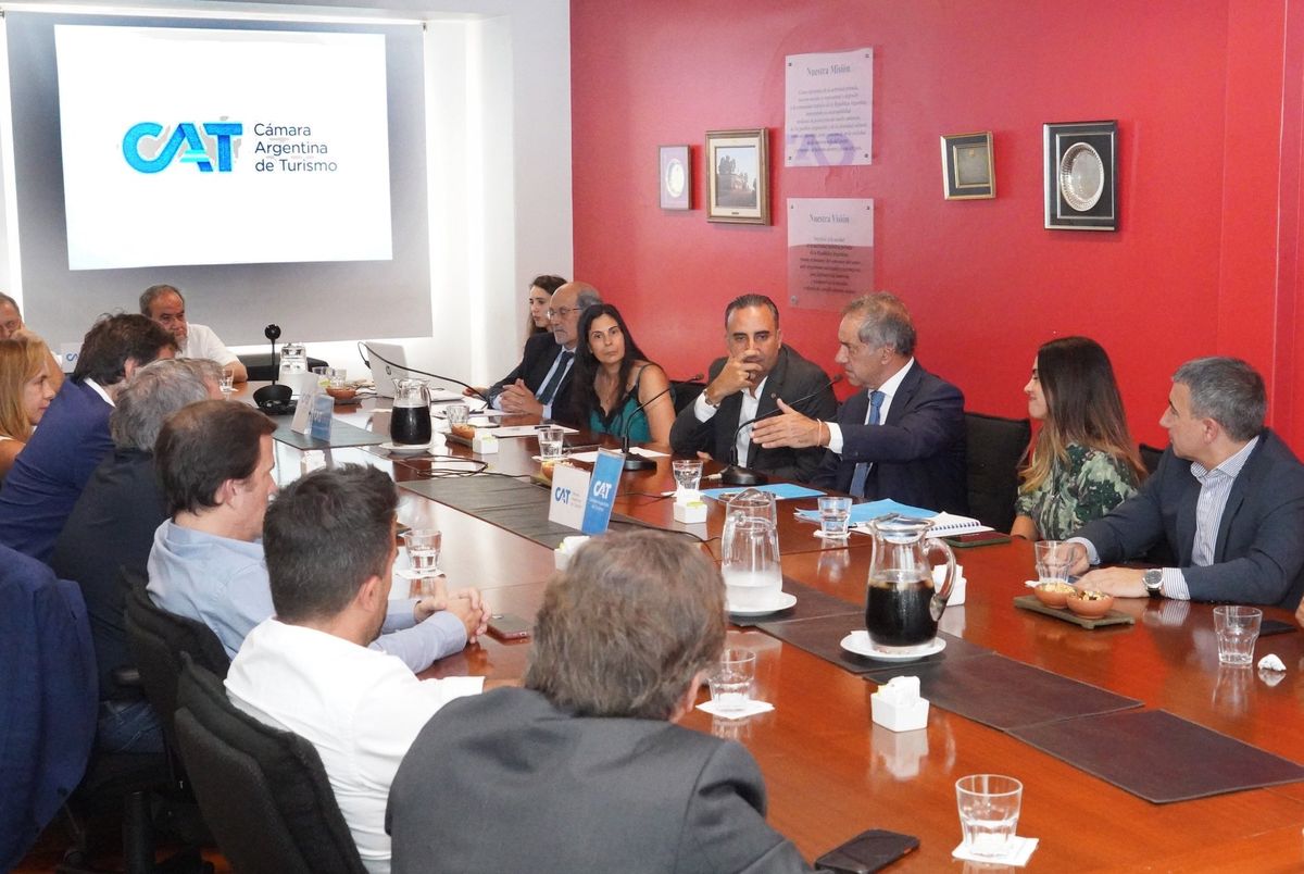 Con Daniel Scioli, una treintena de dirigentes de la Cámara Argentina de Turismo van a la Casa Rosada para sostener al sector y proteger los empleos.