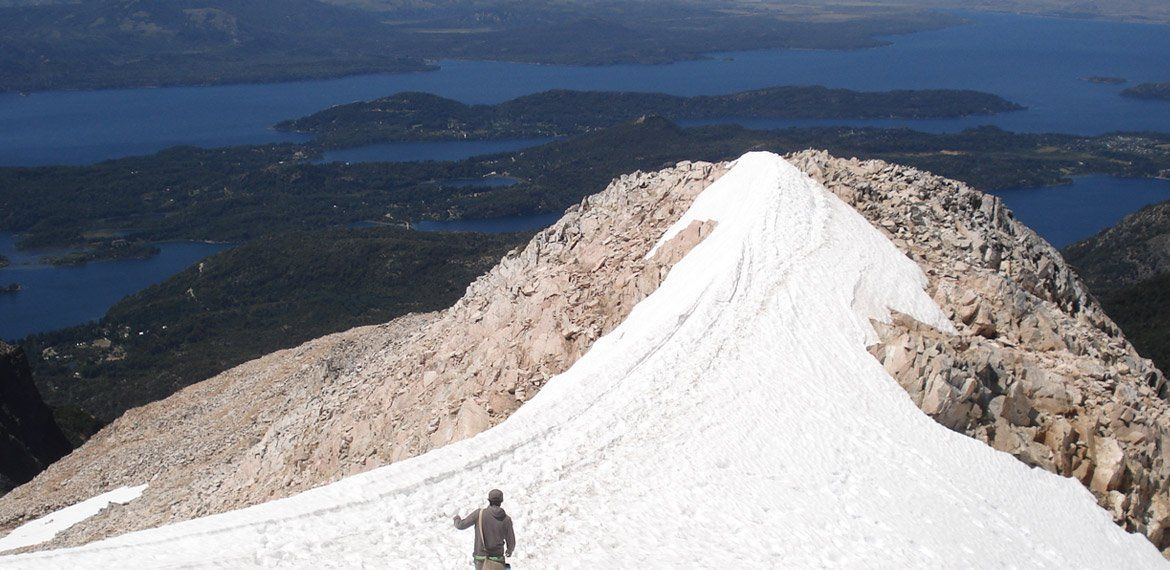 Vacaciones de invierno: en el Cerro López de Bariloche también hay disponibles actividades que se realizar de manera gratuita como lo son las caminatas por sus senderos.