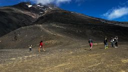 Existen 36 touroperadores de Pucón que viven de las rutas en torno al Volcán Villarrica.