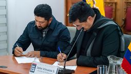 El alcalde de Riobamba Jonh Vinueza participó en la firma del convenio.&nbsp;