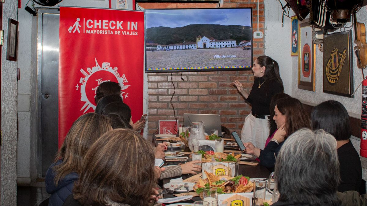 Mar&iacute;a Jos&eacute; Ramos durante su exposici&oacute;n sobre los atractivos y la diversidad del destino Colombia.