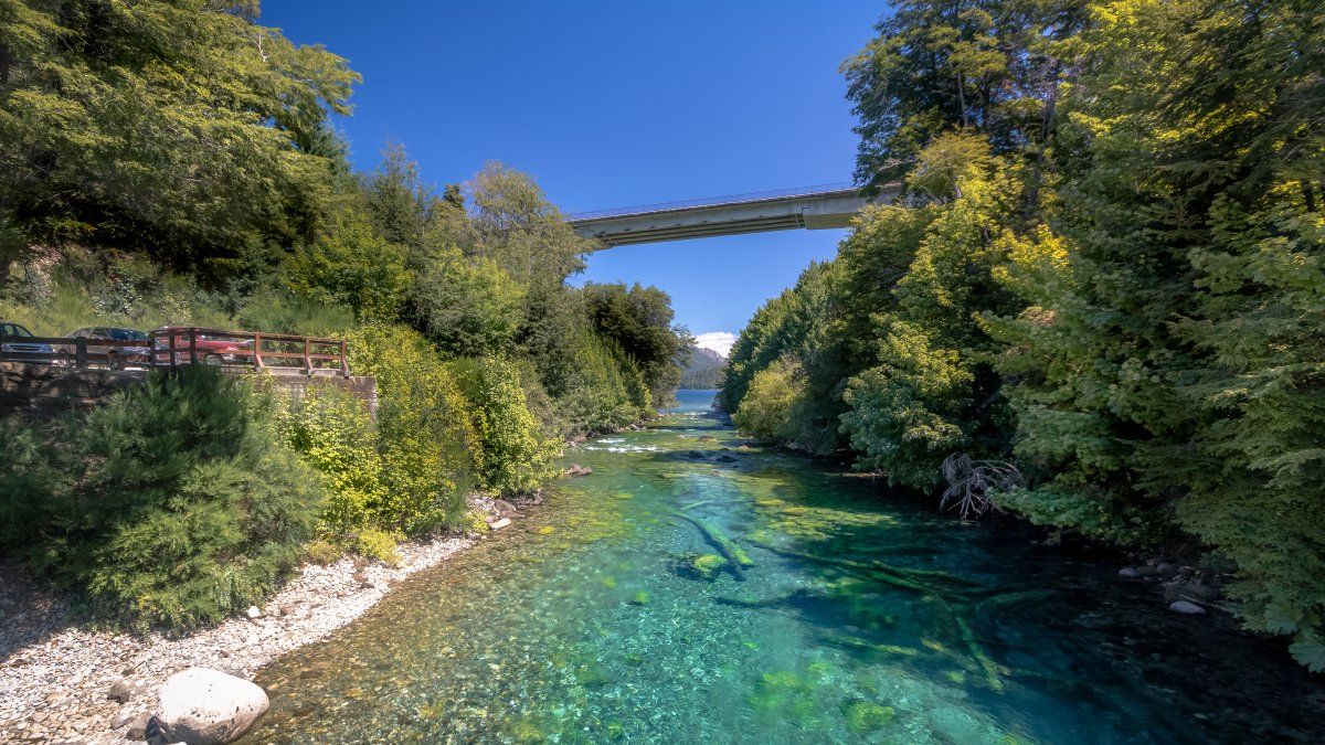 Verano 2025: el río Correntoso es uno de los más cortos de Argentina y el mundo.