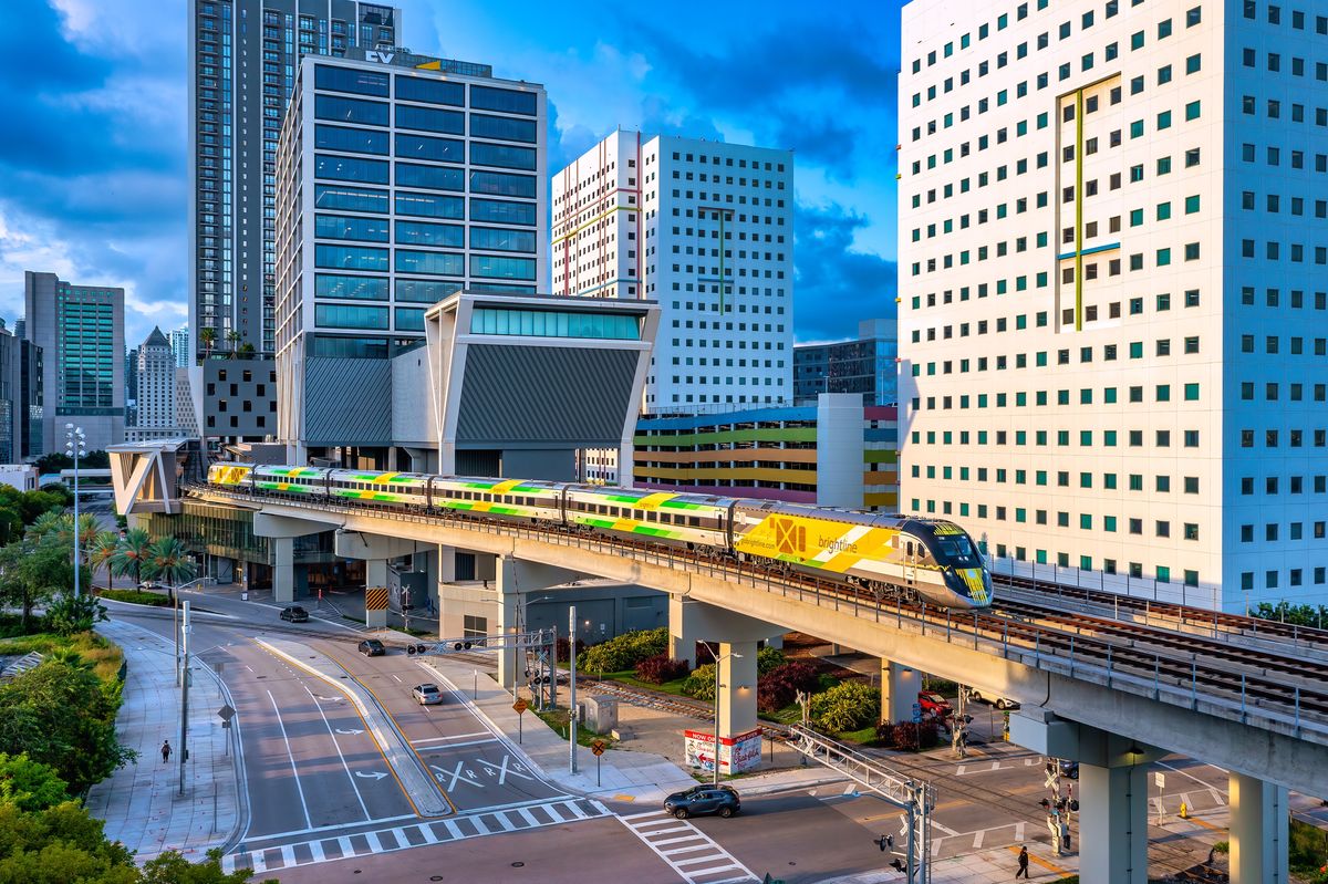 Brightline conecta Orlando y Miami con paradas en el centro de las ciudades clave de West Palm Beach, Boca Ratón, Fort Lauderdale y Aventura. - Ladevi Medios y Soluciones Brightline conecta Orlando y Miami con paradas en el centro de las ciudades clave de West Palm Beach, Boca Ratón, Fort Lauderdale y Aventura.