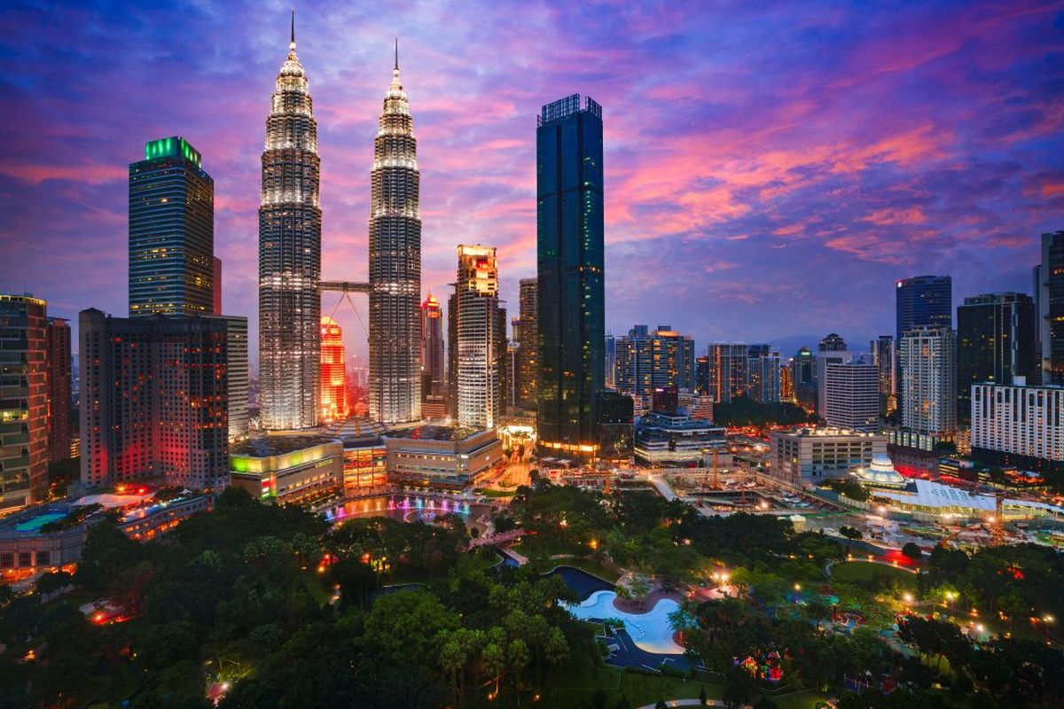 El skyline de Kuala Lumpur, capital de Malasia y ciudad vibrante que cautiva a los viajeros.