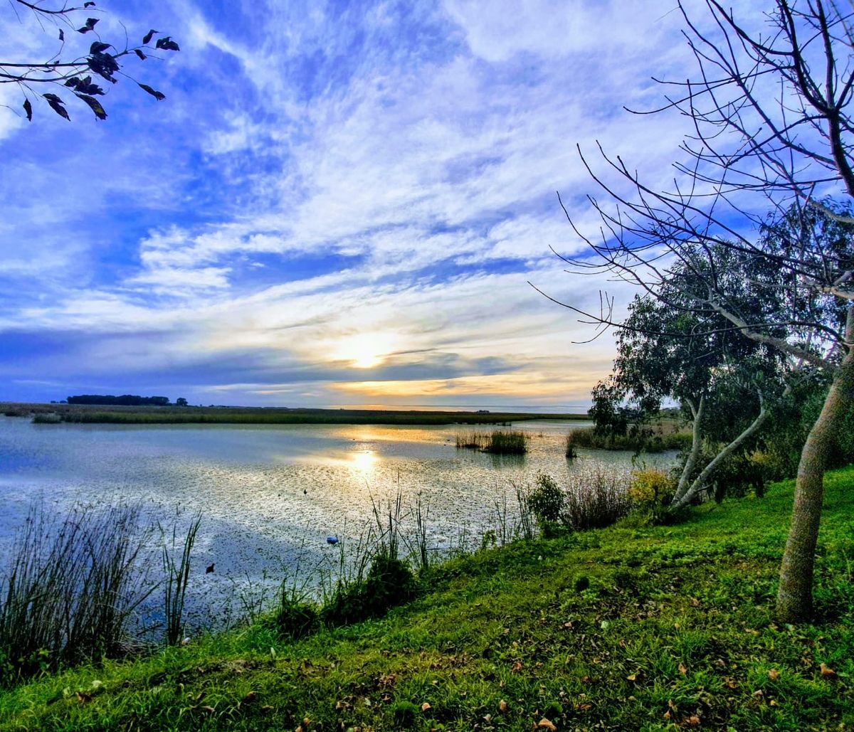 Destino de escapadas General Guido se localiza de camino hacia Mar del Plata en el kilómetro 250 de la Autovía 2. La laguna El Mirador es uno de sus imperdibles.